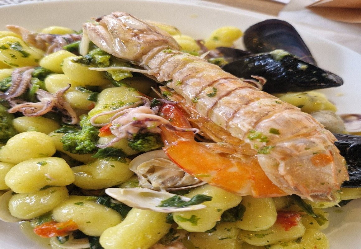 Tronchetti di patate con cimette di rapa e frutti di mare 7,00